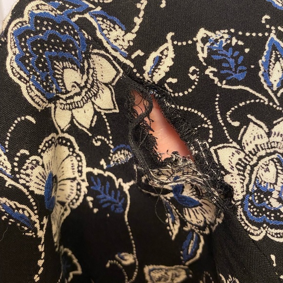 Francesca’s floral wide leg pants - Picture 7 of 7